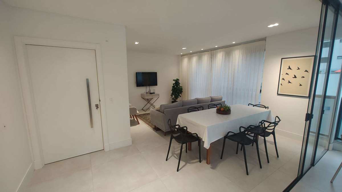 Apartamento 3 Suítes + 2 Vagas para Temporada em Itapema / SC, no bairro Meia Praia